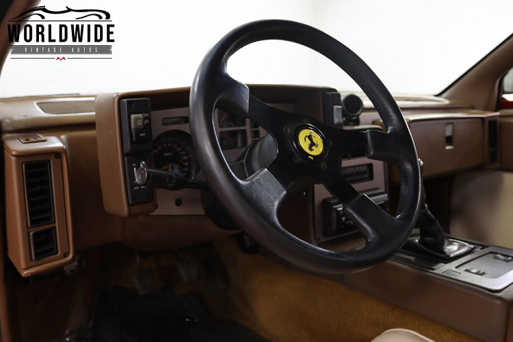 Tuy nhiên đó mới là vẻ ngoài, bước vào bên trong và bạn sẽ sớm nhận ra là công ty độ không hề bỏ nhiều công sức để che giấu nguồn gốc Pontiac Fierro. 