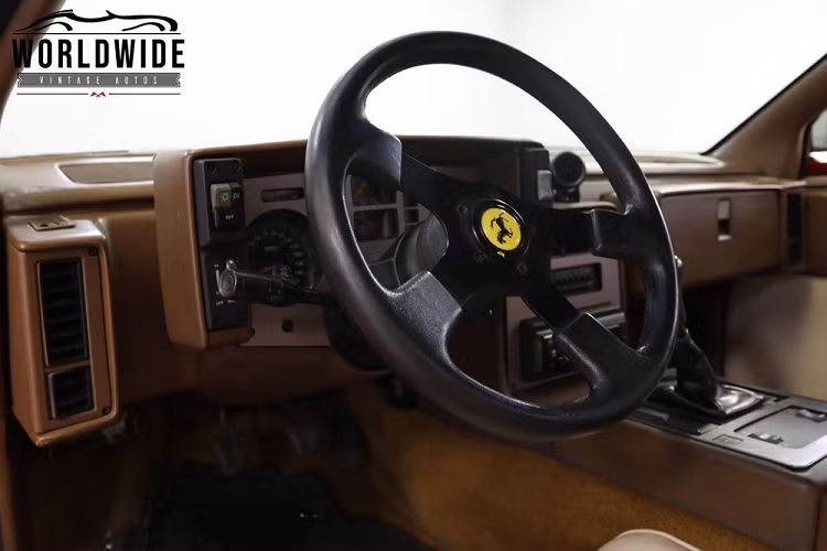 Tuy nhiên đó mới là vẻ ngoài, bước vào bên trong và bạn sẽ sớm nhận ra là công ty độ không hề bỏ nhiều công sức để che giấu nguồn gốc Pontiac Fierro. 