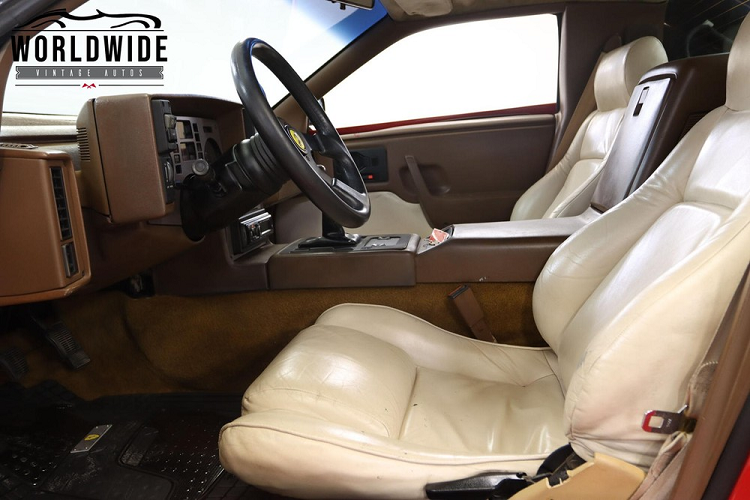 Trên vô lăng xe có một logo Ferrari giả nhưng tổng thể cabin vẫn giữ ghế da màu kem, cụm điều khiển trung tâm màu nâu, và mặt táp lô góc cạnh của xe nguyên bản.