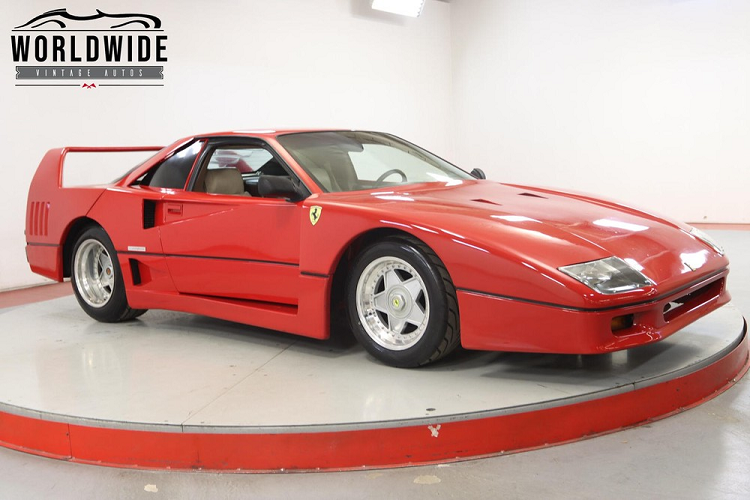 Ra mắt trong năm 1987, siêu xe Ferrari F40 nổi tiếng nhất từng được sản xuất, mang vai trò kỷ niệm 40 năm thành lập của công ty. Nó cũng là siêu xe cuối cùng được chính thức chấp thuận bởi người thành lập công ty Enzo Ferrari. Nhưng ngày nay, tìm kiếm một chiếc F40 chính hãng là điều không đơn giản hoặc rẻ tiền bởi Ferrari chỉ chế tạo 1.315 chiếc từ năm 1987 đến 1992.