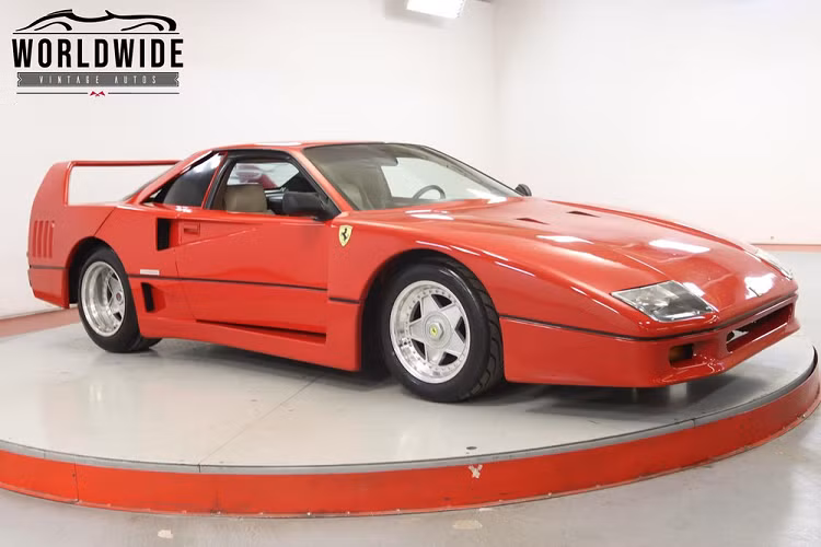 Ra mắt trong năm 1987, siêu xe Ferrari F40 nổi tiếng nhất từng được sản xuất, mang vai trò kỷ niệm 40 năm thành lập của công ty. Nó cũng là siêu xe cuối cùng được chính thức chấp thuận bởi người thành lập công ty Enzo Ferrari. Nhưng ngày nay, tìm kiếm một chiếc F40 chính hãng là điều không đơn giản hoặc rẻ tiền bởi Ferrari chỉ chế tạo 1.315 chiếc từ năm 1987 đến 1992.
