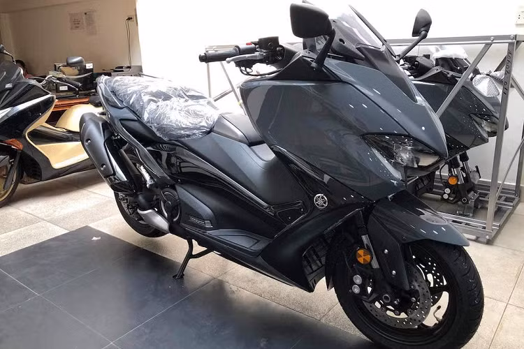 Được nhập khẩu bởi một showroom tư nhân tại TP HCM, chiếc Yamaha TMax 2021 mới bản cao cấp nhất DX Tech Max đã đến tay người dùng đặt hàng từ trước đó. Đây là chiếc TMax 560 2021 đầu tiên được nhập về Việt Nam, nhưng lại là chiếc thứ 2 của dòng xe này.