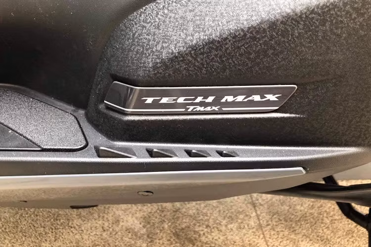 Ngay từ tên gọi, chúng ta đã có thể biết được cải tiến vượt trội nhất của TMax 560. Bằng cách tăng đường kính mỗi piston của động cơ 2 xi lanh thẳng hàng lên 2mm, dung tích của chiếc xe đã đạt 562cc – tăng 6% so với trước đây.