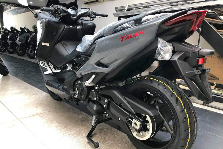 Trong khi đó, khối lượng của động cơ đã giảm 1% theo công bố của Yamaha nhờ vào thiết kế piston nén và tay biên mới. Tuy lớn hơn, nhưng cỗ máy này vẫn đảm bảo tiêu chuẩn khí thải Euro 5. Bất chấp các quy định ngặt nghèo về khí thải, những thay đổi trên đối với động cơ khiến công suất của chiếc xe tăng lên 3,5% cũng như mô-men xoắn cực đại đạt 6%, điều này có nghĩa là công suất mới được sinh ra là 47 mã lực và mô-men xoắn 55,6Nm.