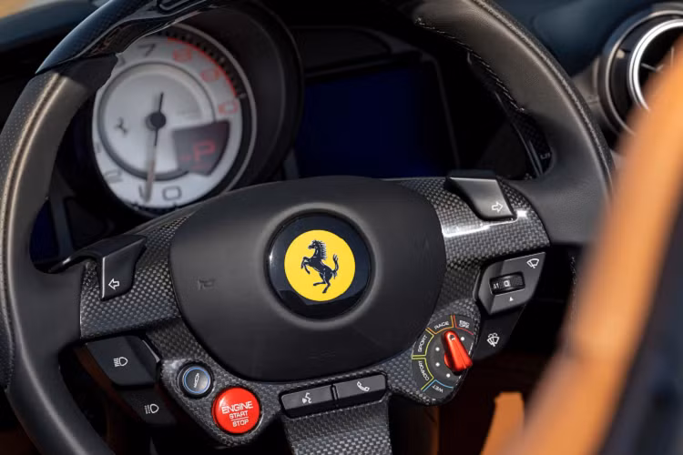 Siêu xe mui trần Ferrari Portofino M có giá bán tại Thái Lan từ 5,3 tỷ đồng, mức giá này chưa bao gồm các tuỳ chọn cũng như thuế.
