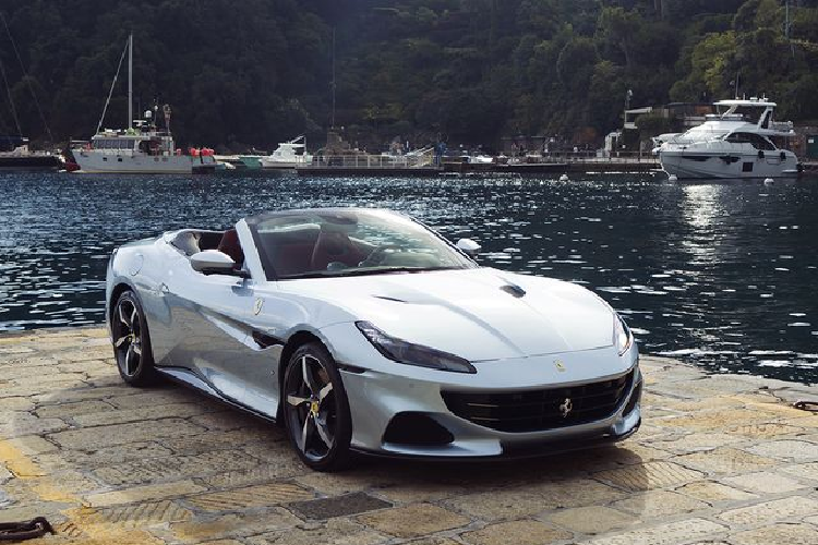 Hiện chưa rõ khi nào siêu xe mui trần Ferrari Portofino M 2021 mới về dải đất hình chữ S nên việc các nhà giàu Thái được giới thiệu mẫu xe Ferrari Portofino bản nâng cấp này đã khiến cho không ít người yêu xe trong nước phải phát hờn. 