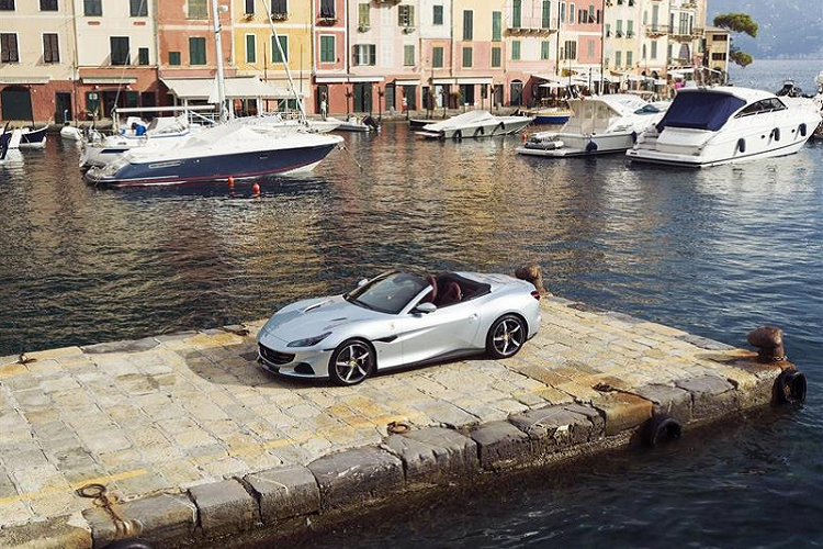 Mới đây, siêu xe mui trần Ferrari Portofino M đã ra mắt giới truyền thông cũng như đại gia ở Thái Lan thông qua hình thức trực tuyến do ảnh hưởng của dịch Covid-19.