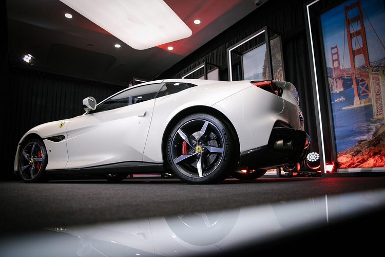 Tốc độ tối đa của Ferrari Portofino M là 320 km/h. Xe trang bị hộp số ly hợp kép 8 cấp.