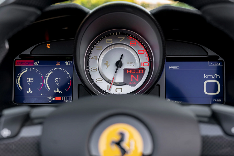 Giới mê xe ước tính mẫu xe này có giá lăn bánh không dưới 15,5 tỷ đồng để 1 trong những thị trường Đông Nam Á có số lượng siêu xe đông đảo.