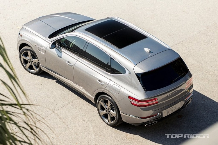 Hệ thống hỗ trợ giới hạn tốc độ thông minh và tính năng nhớ cài đặt cũng được trang bị. Ngay cả khi xe đã tắt máy, những cài đặt mà người lái đã dùng vẫn sẽ được lưu giữ lại. Về động cơ, dự kiến Genesis GV80 2022 sẽ không có gì thay đổi vì đây chỉ là phiên bản nâng cấp giữa vòng đời. Hiện tại thị trường Hàn Quốc, mẫu SUV hạng sang cỡ trung này có tổng cộng 3 động cơ khác nhau.