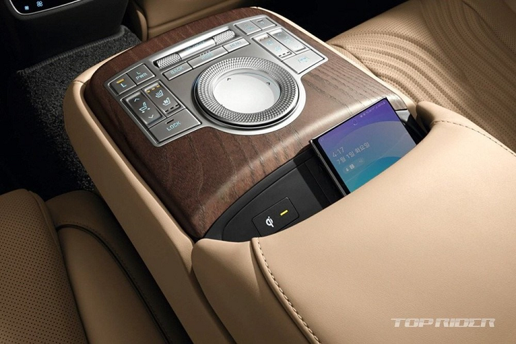 Bên dưới bệ tì tay trung tâm của hàng ghế sau sẽ có ngăn chứa đồ và hộc đựng cốc. Trong khi đó, ở cụm điều khiển trung tâm dành cho hành khách phía sau xuất hiện núm xoay cỡ lớn. Núm xoay này hỗ trợ cả tính năng cảm ứng và nhận biết chữ viết tay.Ngoài ra, thương hiệu Genesis còn trang bị 2 màn hình giải trí dạng cảm ứng dành cho hành khách phía sau.