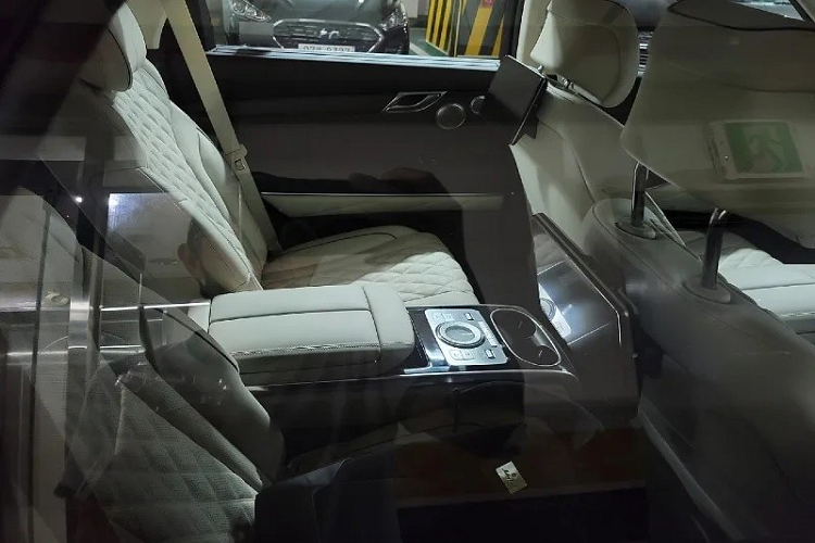 Theo tin đồn, Genesis GV80 bản 4 chỗ sẽ sở hữu cấu hình nội thất 2+2. Trong khi đó, phiên bản 6 chỗ sở hữu cấu hình ghế 2+2+2. Ở phiên bản hiện đang bán trên thị trường, mẫu SUV hạng sang cỡ trung này chỉ có cấu hình nội thất 7 chỗ.