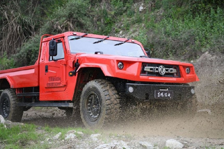 Tuy trang bị đơn sơ là thế nhưng giá xe Dongfeng Fearless M50 2022 không rẻ chút nào. Tại thị trường Trung Quốc, mẫu xe bán tải dân sự nhưng hầm hố như xe quân sự này có giá lên đến 668.000 Nhân dân tệ (khoảng 2,37 tỷ đồng).