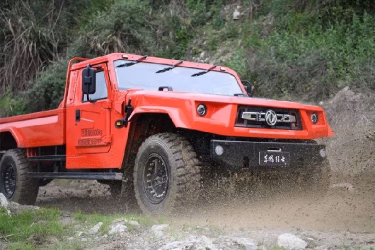 Tuy trang bị đơn sơ là thế nhưng giá xe Dongfeng Fearless M50 2022 không rẻ chút nào. Tại thị trường Trung Quốc, mẫu xe bán tải dân sự nhưng hầm hố như xe quân sự này có giá lên đến 668.000 Nhân dân tệ (khoảng 2,37 tỷ đồng).