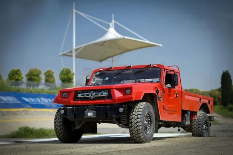 Nằm bên dưới nắp ca-pô của Dongfeng Fearless M50 2022 là khối động cơ diesel tăng áp, dung tích 4.0L, sản sinh công suất tối đa 200 mã lực và mô-men xoắn cực đại 600 Nm. Động cơ này chỉ đồng hành với hộp số sàn, không có hộp số tự động.