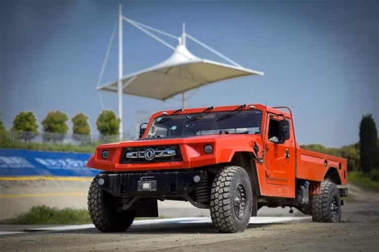 Nằm bên dưới nắp ca-pô của Dongfeng Fearless M50 2022 là khối động cơ diesel tăng áp, dung tích 4.0L, sản sinh công suất tối đa 200 mã lực và mô-men xoắn cực đại 600 Nm. Động cơ này chỉ đồng hành với hộp số sàn, không có hộp số tự động.