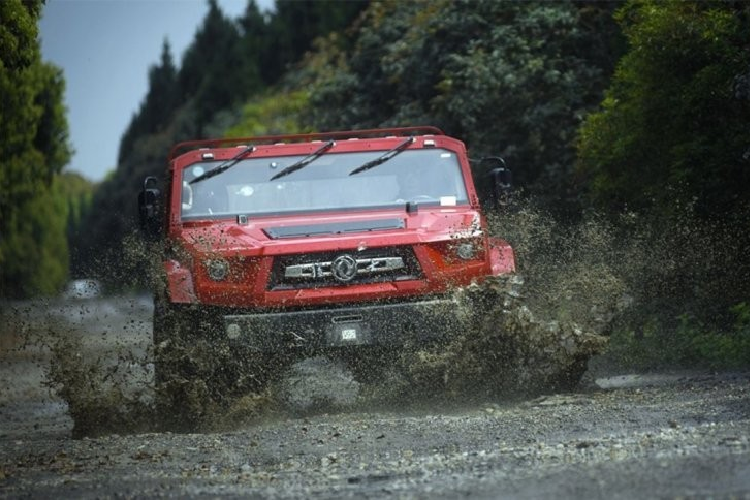 Hãng Dongfeng khẳng định, bỏ ra số tiền trên, khách hàng Trung Quốc sẽ nhận về mẫu xe bán tải có khả năng vận hành ở nhiều địa hình khó. Ví dụ như xe có khả năng lội nước sâu đến 1,2 m và chạy ở những khu vực cao hơn 4,5 m so với mực nước biển. Quan trọng hơn, Dongfeng Fearless M50 2022 có thể vận hành ở những nơi có nhiệt độ khắc nghiệt, từ -35 độ C đến 41 độ C.