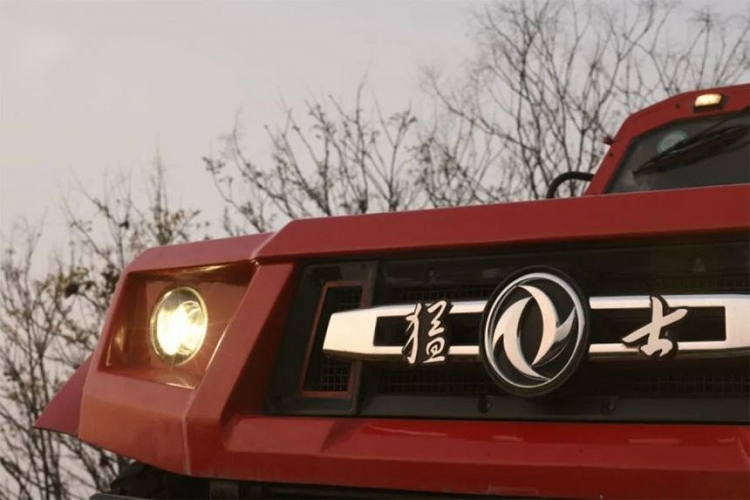 Bên trong mẫu xe bán tải dân sự này là thiết kế khá nhà binh và chỉ có những trang bị cơ bản. Cụ thể, Dongfeng Fearless M50 2022 đi kèm vô lăng bọc da dày dặn, bảng đồng hồ analog truyền thống, ghế bọc da và 2 núm xoay chỉnh điều hòa.