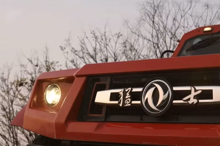 Bên trong mẫu xe bán tải dân sự này là thiết kế khá nhà binh và chỉ có những trang bị cơ bản. Cụ thể, Dongfeng Fearless M50 2022 đi kèm vô lăng bọc da dày dặn, bảng đồng hồ analog truyền thống, ghế bọc da và 2 núm xoay chỉnh điều hòa.