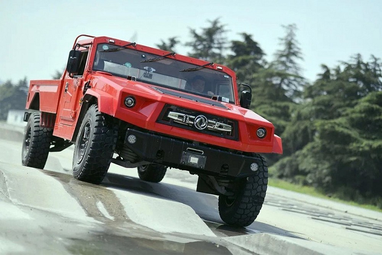 Dongfeng Fearless M50 2022 sở hữu thiết kế xe bán tải cabin đơn thay vì cabin đôi thông thường. Thêm vào đó là cụm đèn pha tròn trịa, kính lái một mảnh và lưới tản nhiệt riêng, không giống phiên bản quân sự.