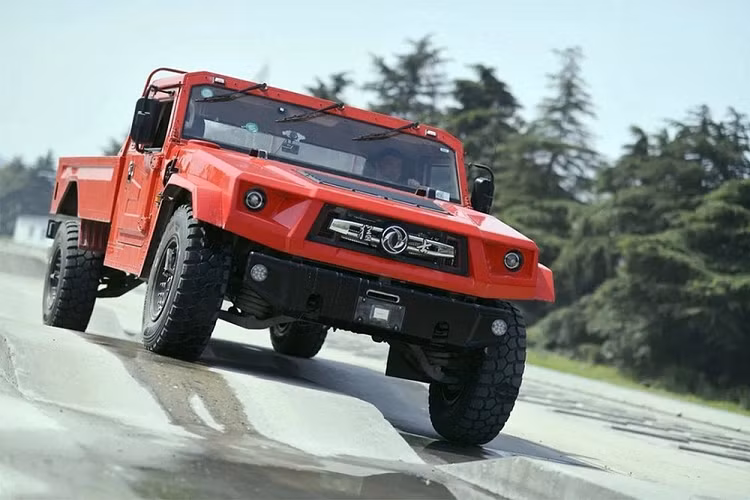 Dongfeng Fearless M50 2022 sở hữu thiết kế xe bán tải cabin đơn thay vì cabin đôi thông thường. Thêm vào đó là cụm đèn pha tròn trịa, kính lái một mảnh và lưới tản nhiệt riêng, không giống phiên bản quân sự.