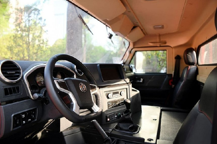 Thậm chí, xe còn không có màn hình cảm ứng của hệ thống thông tin giải trí. Thay vào đó, mẫu xe này có vẻ được trang bị đầu đĩa 2-DIN. Ở gần vị trí của người lái có những nút bấm, được cho là để chỉnh các công nghệ của hệ dẫn động 4 bánh.