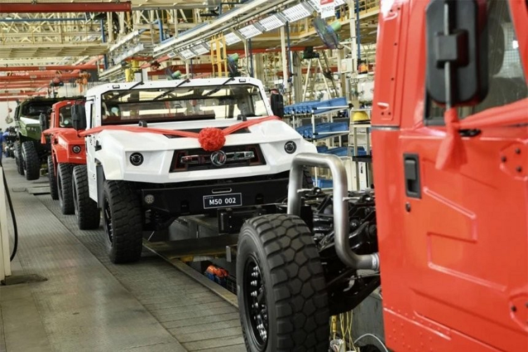 Bên ngoài, xe bán tải Dongfeng Fearless M50 2022 trông như sự kết hợp giữa 2 dòng xe là Humvee và Lamborghini LM002. Thiết kế tổng thể của Dongfeng Fearless M50 2022 về cơ bản là vẫn giống xe quân sự.