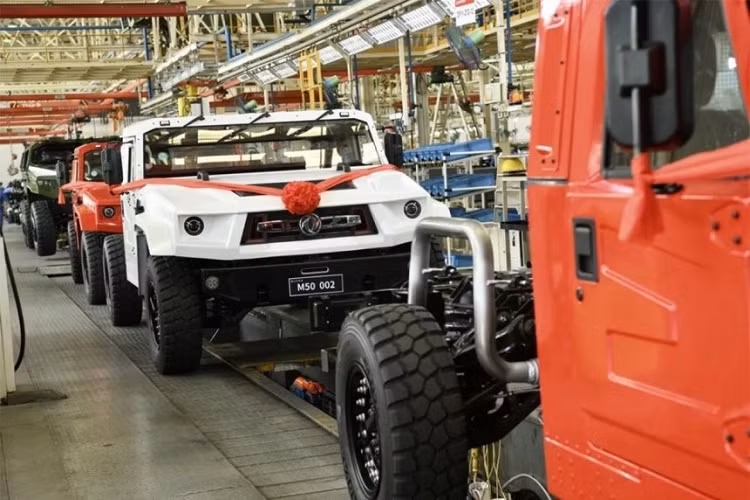 Bên ngoài, xe bán tải Dongfeng Fearless M50 2022 trông như sự kết hợp giữa 2 dòng xe là Humvee và Lamborghini LM002. Thiết kế tổng thể của Dongfeng Fearless M50 2022 về cơ bản là vẫn giống xe quân sự.