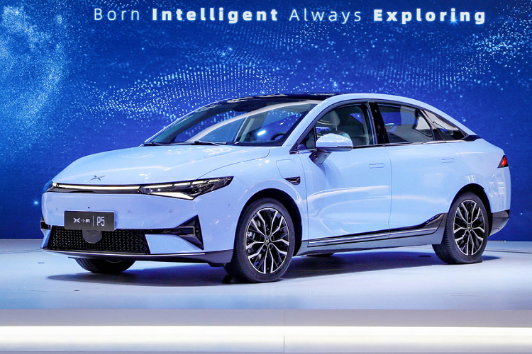 Ngoài mặt trước rất đặc trưng được chia sẻ với mẫu xe anh em của nó, mặt bên và mặt sau của P5 dường như hơi tẻ nhạt, với những dấu hiệu thiết kế tương tự như trên các xe khác cùng phân khúc.