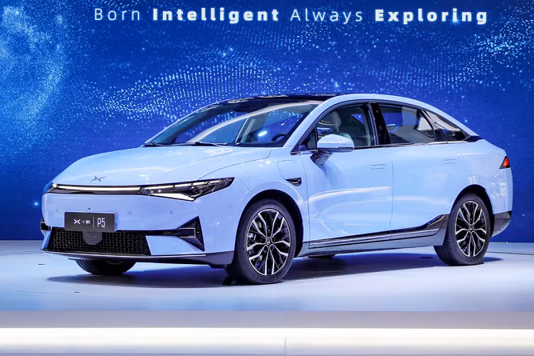 Ngoài mặt trước rất đặc trưng được chia sẻ với mẫu xe anh em của nó, mặt bên và mặt sau của P5 dường như hơi tẻ nhạt, với những dấu hiệu thiết kế tương tự như trên các xe khác cùng phân khúc.