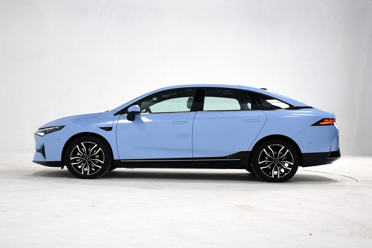 Tất cả các bản xe Xpeng P5 đều có trang bị một mô tơ điện công suất 208 mã lực và 310 Nm mô-men xoắn cực đại. Các tùy chọn cụm pin gồm 55,9 kWh (lithuim-sắt-phốt phát), 66,2 kWh (lithium-ion), và 71,4 kWh (lithium-ion), cung cấp phạm vi di chuyển theo NEDC lần lượt là 460 km, 550 km và 600 km.