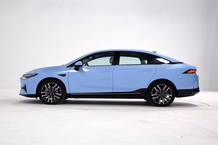 Tất cả các bản xe Xpeng P5 đều có trang bị một mô tơ điện công suất 208 mã lực và 310 Nm mô-men xoắn cực đại. Các tùy chọn cụm pin gồm 55,9 kWh (lithuim-sắt-phốt phát), 66,2 kWh (lithium-ion), và 71,4 kWh (lithium-ion), cung cấp phạm vi di chuyển theo NEDC lần lượt là 460 km, 550 km và 600 km.