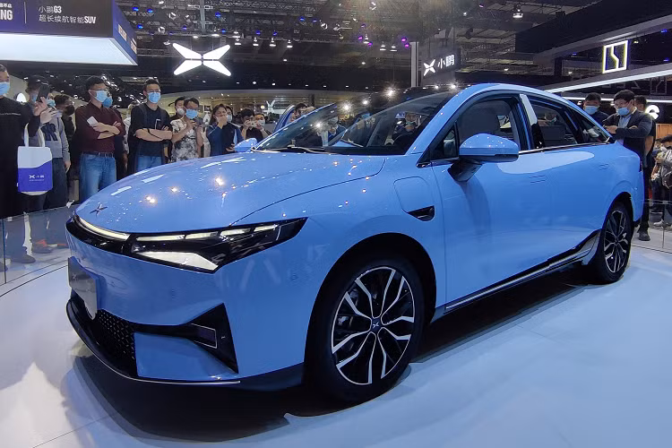 Một màn hình bảng đồng hồ 12,3 inch sẽ cung cấp mọi thông tin quan trọng cho người lái trong khi màn hình thông tin giải trí dọc cỡ 15,6 inch sẽ nằm phía trên cụm điều khiển trung tâm. Màn hình là một phần của cái mà Xpeng gọi là hệ thống Xmart OS 3.0, có trang bị bộ vi xử lý Snapdragon SA8155P, ram 12GB và bộ nhớ trong 128GB.