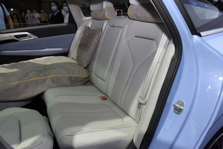 Về mặt kích thước, P5 nhỏ hơn P7, với chiều dài 4.808 mm, rộng 1.840 mm, cao 1.520 mm, và trục cơ sở 2.768 mm. Thiết kế thân vỏ trơn mượt của xe giúp giảm hệ số lực cản xuống chỉ còn 0,223.