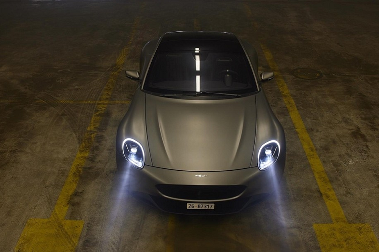 Giờ đây được gọi là Piech GT chạy điện, chiếc coupe 2 chỗ này có kích thước tương tự như một chiếc Porsche 911, một chi tiết hợp lý bởi ông cố của nhà sáng lập Toni Piech chính là Ferdinand Porsche. Chiếc xe có những chi tiết thiết kế khiến người nhìn liên tưởng đến Aston Martin Vantage, và nó trông có vẻ đơn giản đến bất ngờ cho dù trang bị một hệ truyền động điện công nghệ cao.