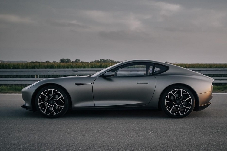 Piech GT có trang bị một mô tơ điện ở trục trước, và một cặp mô tơ nữa ở phía sau để sản sinh công xuất kết hợp 600 mã lực, đủ để gia tốc từ 0 đến 100 km/h trong dưới 3 giây, đạt 200 km/h trong dưới 9 giây. Đó có thể là một ước tính thận trọng, vì Piech gợi ý rằng trọng lượng không tải của xe chỉ khoảng 1800 kg, làm cho nó nhẹ hơn đáng kể so với hầu hết các xe điện khác.