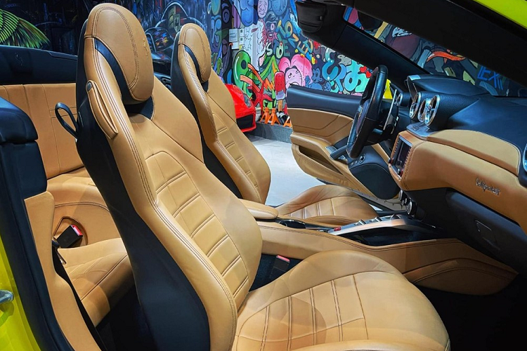 Chiếc siêu xe mui trần thế hệ thứ 2 của Ferrari California được rao bán với ngoại thất màu vàng nhưng nhiều khả năng là đã được thay áo bằng đề-can. Người bán cho biết xe đã lăn bánh được quãng đường dài hơn 9.600 km. Chiếc Ferrari California T đời cũ này sản xuất từ năm 2015.