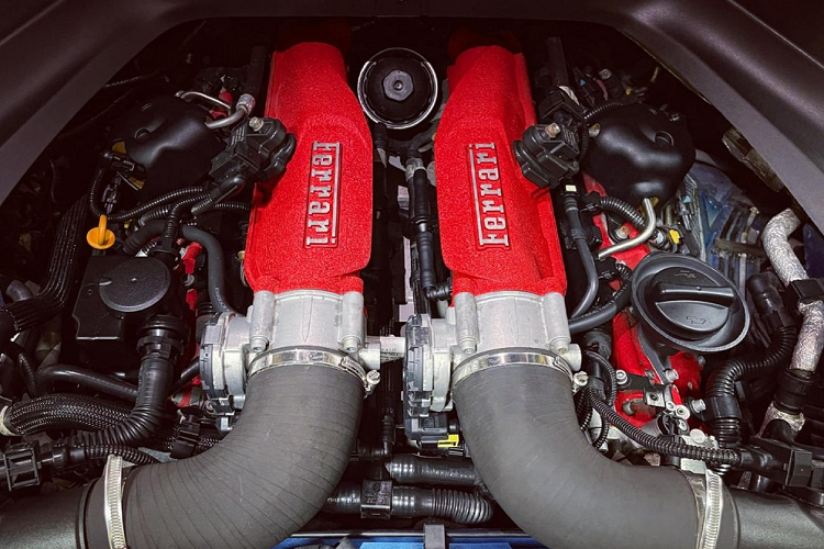 Lúc mới ra mắt, dòng siêu xe mui trần Ferrari California nhanh chóng gây ấn tượng khi sở hữu mui xếp cứng chỉ mất có 14 đến 16 giây để đóng hoặc mở mui, đây cũng là 1 trong số ít các sản phẩm của Ferrari có giá bán rất tốt. Ferrari California T thuộc thế hệ thứ 2 với chữ T được cho là viết tắt của từ Turbocharge mang ý nghĩa rằng, động cơ V8, dung tích 3.9 lít của thế hệ đầu tiên đã được trang bị thêm bộ tăng áp kép cho dòng xe Ferrari California T.