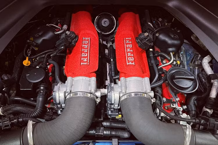 Lúc mới ra mắt, dòng siêu xe mui trần Ferrari California nhanh chóng gây ấn tượng khi sở hữu mui xếp cứng chỉ mất có 14 đến 16 giây để đóng hoặc mở mui, đây cũng là 1 trong số ít các sản phẩm của Ferrari có giá bán rất tốt. Ferrari California T thuộc thế hệ thứ 2 với chữ T được cho là viết tắt của từ Turbocharge mang ý nghĩa rằng, động cơ V8, dung tích 3.9 lít của thế hệ đầu tiên đã được trang bị thêm bộ tăng áp kép cho dòng xe Ferrari California T.