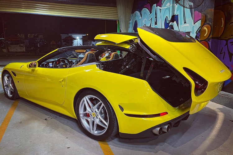 Ferrari California T rất phù hợp cho 1 gia đình nhỏ với hàng ghế sau phù hợp cho các con nhỏ ngồi hoặc làm khoang chứa đồ. Thậm chí khi xe mở mui, người lớn có thể ngồi phía sau hàng ghế này mà không lo đụng đầu, nỗi ám ảnh giờ đây chỉ là khoảng duỗi chân. Số lượng xe tại Việt Nam chỉ có 2 chiếc và đều mang tông màu xanh dương, nhưng chiếc xe từng định cư ở Hải Phòng đã được sơn đổi màu sang tím khói ánh hồng, xe cũng mang biển số của thành phố Hoa Phượng Đỏ.