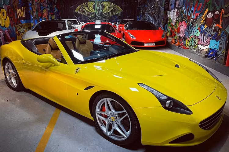 Ferrari California T sở hữu sức mạnh lên đến 552 mã lực, tăng 99 mã lực so với bản cũ tại vòng tua máy 7.500 vòng/phút và mô-men xoắn cực đại 755 Nm tăng 270 Nm. "Trái tim" trên Ferrari California T sẽ kết hợp cùng hộp số ly hợp kép 7 tốc độ tương tự xe đua F1, nhờ đó, siêu xe mui trần này chỉ mất thời gian 3,6 giây để tăng tốc lên 100 km/h từ vị trí xuất phát trước khi đạt vận tốc tối đa 315 km/h.