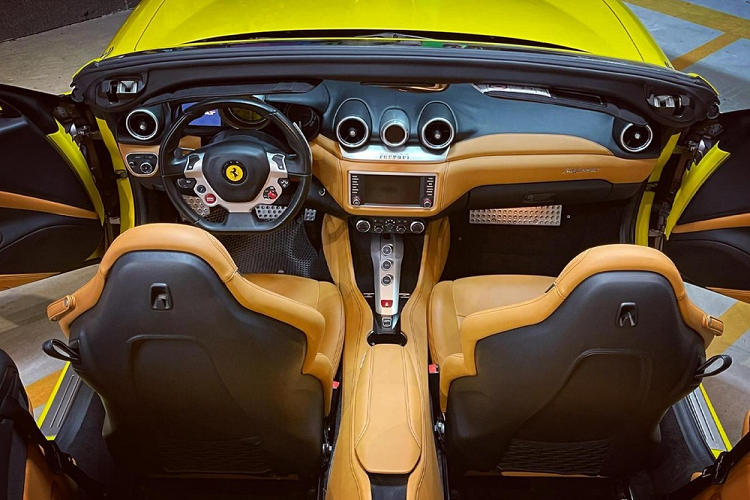 Tuy nhiên, các mẫu siêu xe Ferrari đã qua sử dụng có thể giúp nhiều người giải thoả cơn khát sở hữu siêu xe của hãng xe Ý. Thậm chí với tài chính khoảng 10 tỷ đồng, người mua còn có thể rước về garage chiếc Ferrari California T mui trần.