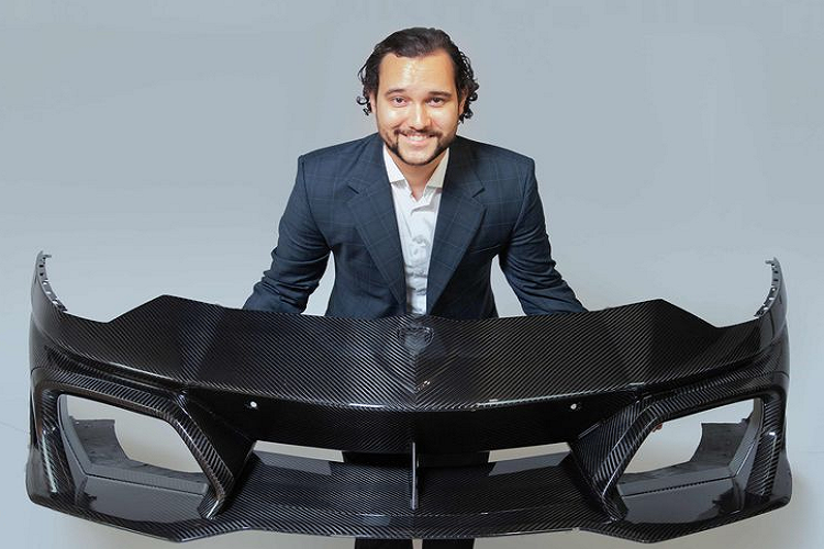 Chưa hết, siêu xe còn được lắp thêm hai cánh gió nhỏ ở sườn xe và một bộ chia gió sắc nét khiến mặt trước của Aventador càng trở nên hung hãn hơn.