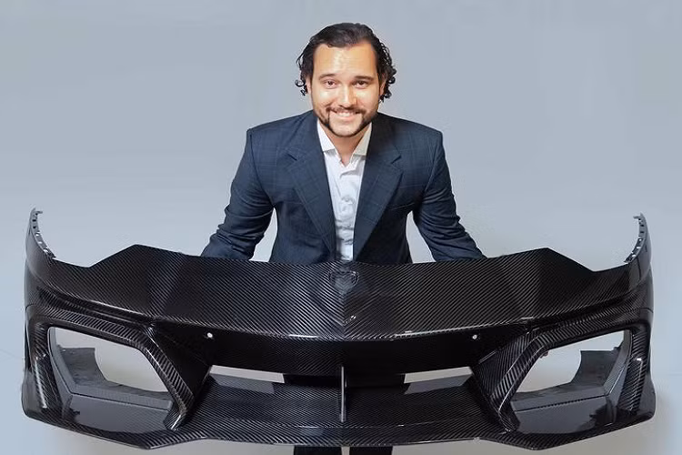 Chưa hết, siêu xe còn được lắp thêm hai cánh gió nhỏ ở sườn xe và một bộ chia gió sắc nét khiến mặt trước của Aventador càng trở nên hung hãn hơn.