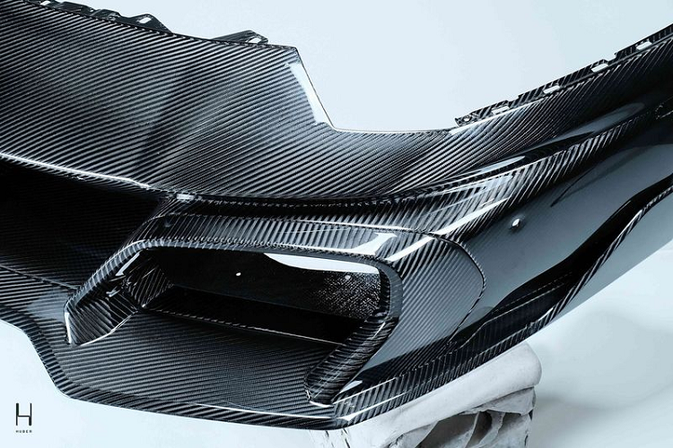 Vòng ra sau, Lamborghini Aventador cũng được bổ sung cản sau mới và bộ khuếch tán đặc biệt, các lỗ thông gió đặc biệt, tất cả đã tạo hình cho đuôi xe cồng kềnh hơn. Huber cũng không quên thay thế huy hiệu Lamborghini ở phía đuôi xe bằng logo riêng của mình.