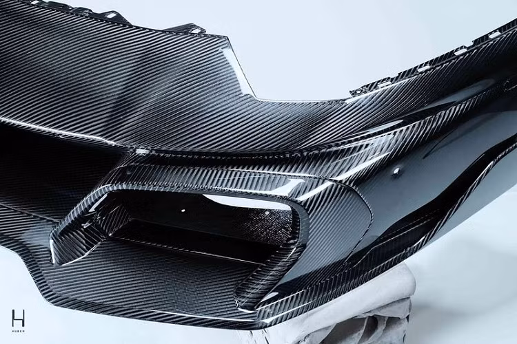 Vòng ra sau, Lamborghini Aventador cũng được bổ sung cản sau mới và bộ khuếch tán đặc biệt, các lỗ thông gió đặc biệt, tất cả đã tạo hình cho đuôi xe cồng kềnh hơn. Huber cũng không quên thay thế huy hiệu Lamborghini ở phía đuôi xe bằng logo riêng của mình.