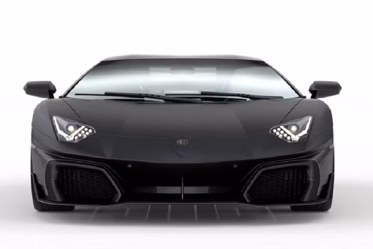 Ngoài ra, hãng độ còn cung cấp cho xe tùy chọn nắp ca-pô bằng sợi carbon để làm tròn các nâng cấp dành cho Lamborghini Aventador đắt tiền.