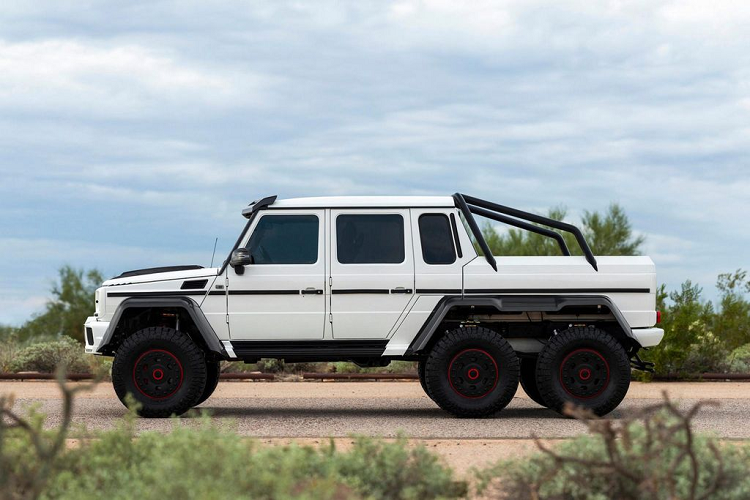 Minh chứng là một chiếc G63 AMG 6 × 6 bản độ Brabus đang được bán đấu giá tại Bring a Trailer với mức khởi điểm 1,1 triệu USD (tương đương khoảng 25 tỷ đồng).