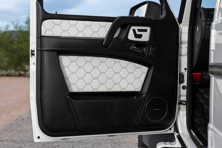 Bước vào trong cabin, Mercedes-Benz G63 AMG 6 × 6 có nội thất được bọc da hai tông màu trắng – đen tương phản với điểm nhấn là các đường chỉ khâu hình lục giác. Chiếc SUV này còn có các tấm chắn bằng thép không gỉ của Brabus và hệ thống âm thanh Harman Kardon.