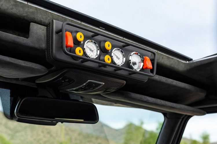 Về thiết kế, Mercedes-Benz G63 AMG 6 × 6 “bóng bẩy” với lớp sơn màu trắng sang trọng, tương phản với một loạt các điểm nhấn bằng sợi carbon trên chắn bùn, mui xe,… . G63 AMG 6 × 6 được trang bị bộ mâm Hutchinson beadlock 18 inch bọc trong lốp Nitto Ridge Grappler 37 inch. Một số tinh chỉnh nổi bật khác có thể kể đến như: cùm phanh Brembo ở cả 6 bánh, giảm xóc Ohlins, lò xo cứng hơn,... .